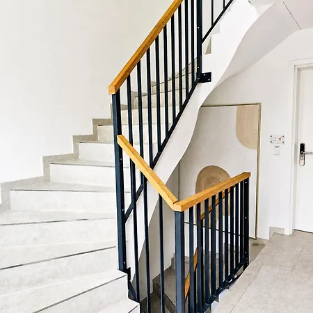 Beautiful New L -15 Min To Center Apartment