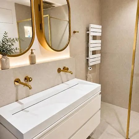 Beautiful New L -15 Min To Center Apartment *