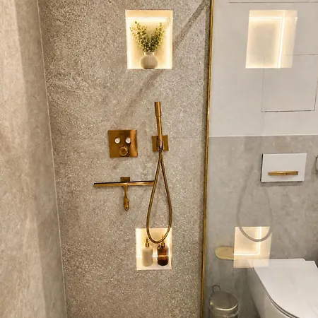 Beautiful New L -15 Min To Center Apartment